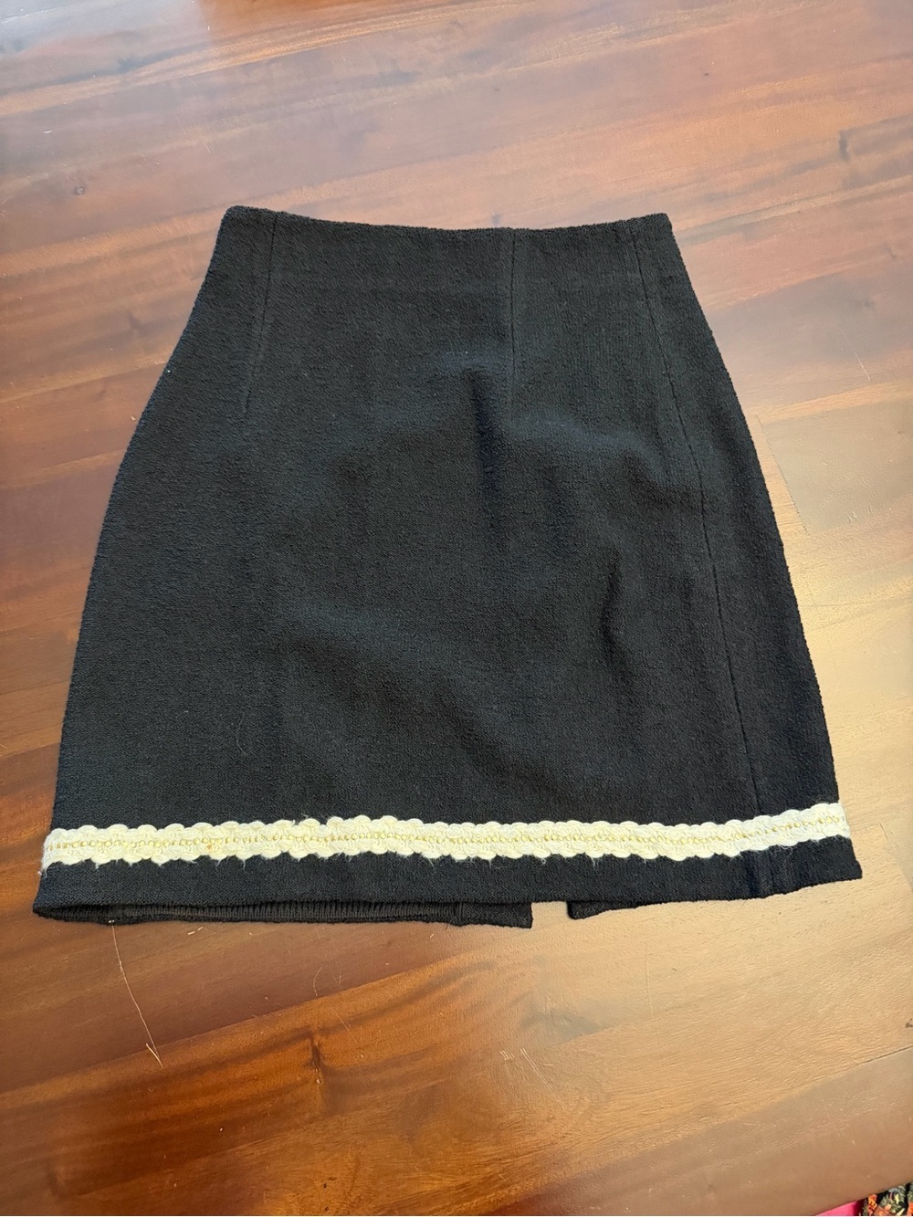 ST. JOHN Santana Knit Classic Black Mini Skirt with Cream Trim